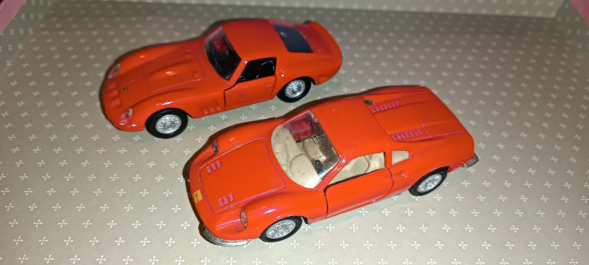 2 antigos carros Ferrari escala 1:43