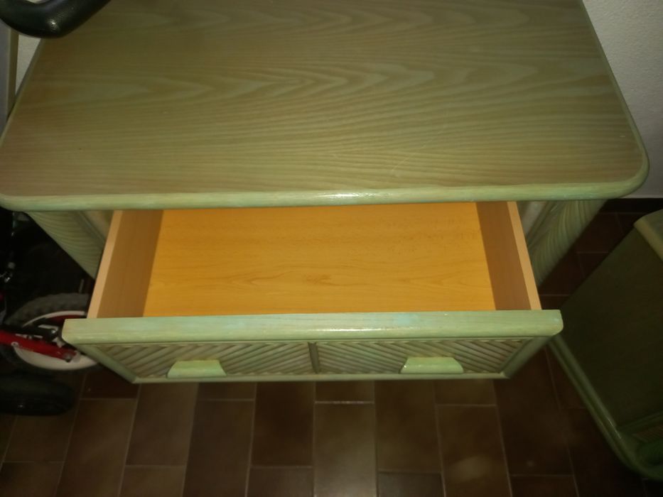 Cómoda e mesa de cabeceira