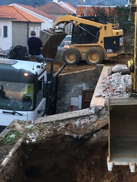 Desaterros, aterros e demolicões