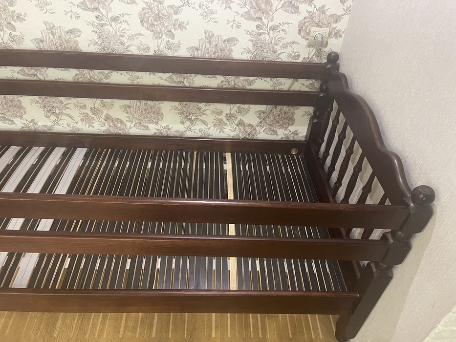 Продам деревяне односпальне ліжко
