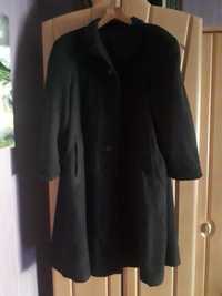 Czarny zimowy płaszcz