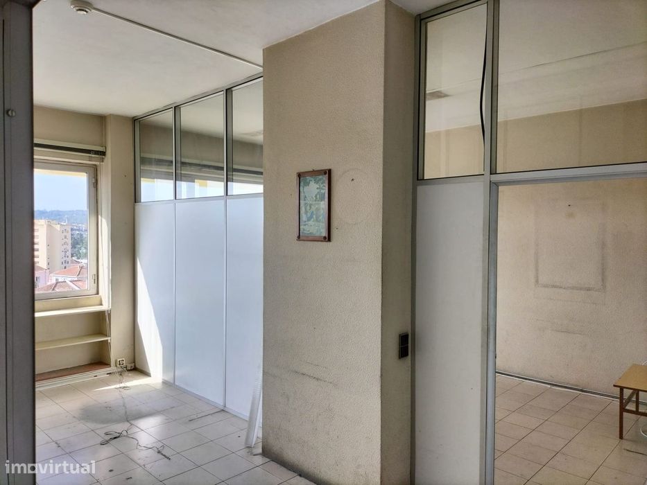 Loja e cave ampla com Luz natural