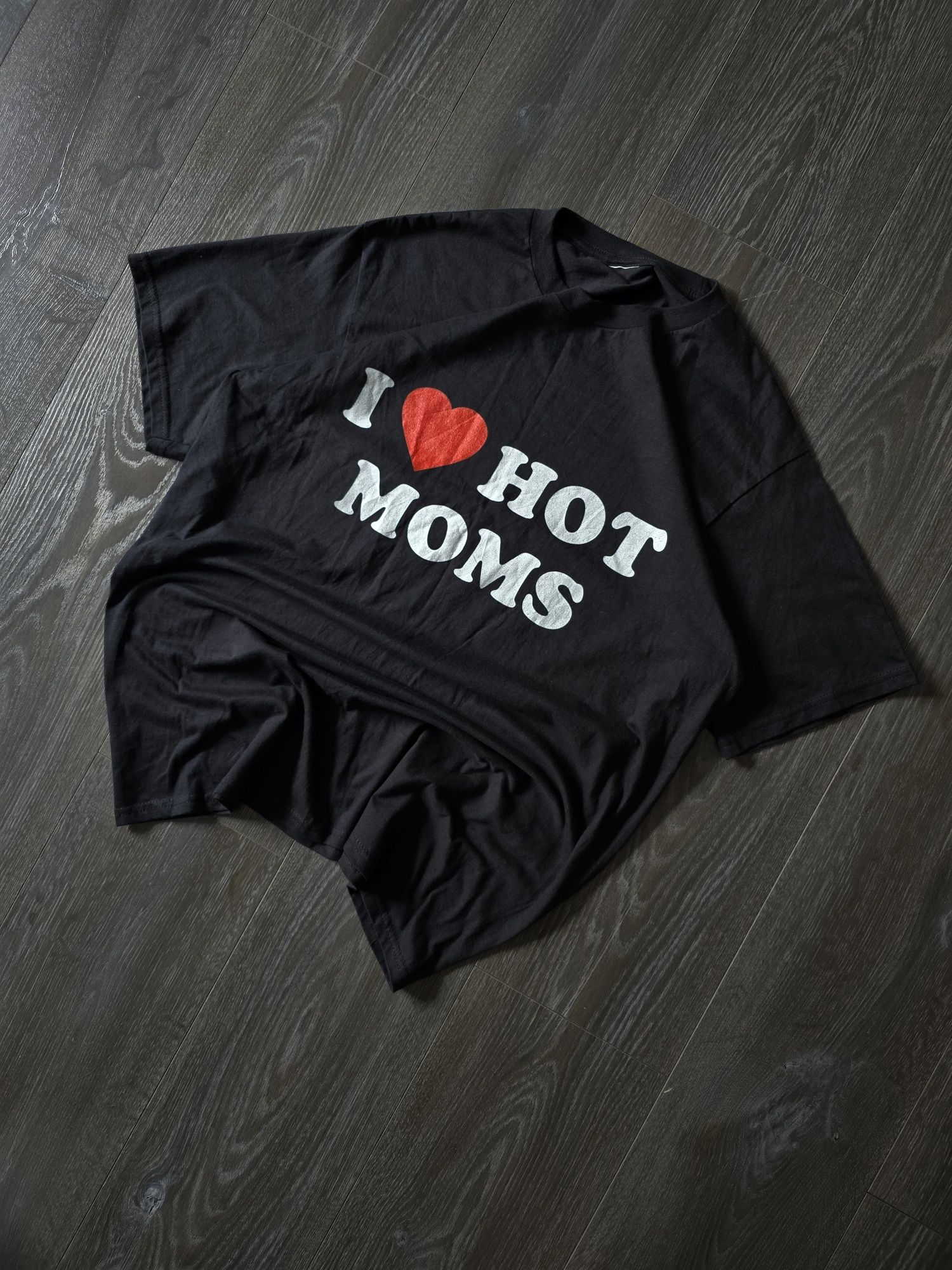 Гарна футболка з надписом I love hot moms ( я люблю гарячих мам) свага