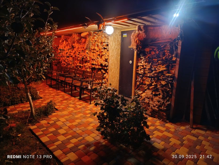 Баня на дровах, камін, масажний стіл, віники, тапки, шапки, відпочинок