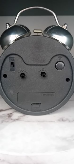 Zegar z funkcją budzika I lampką