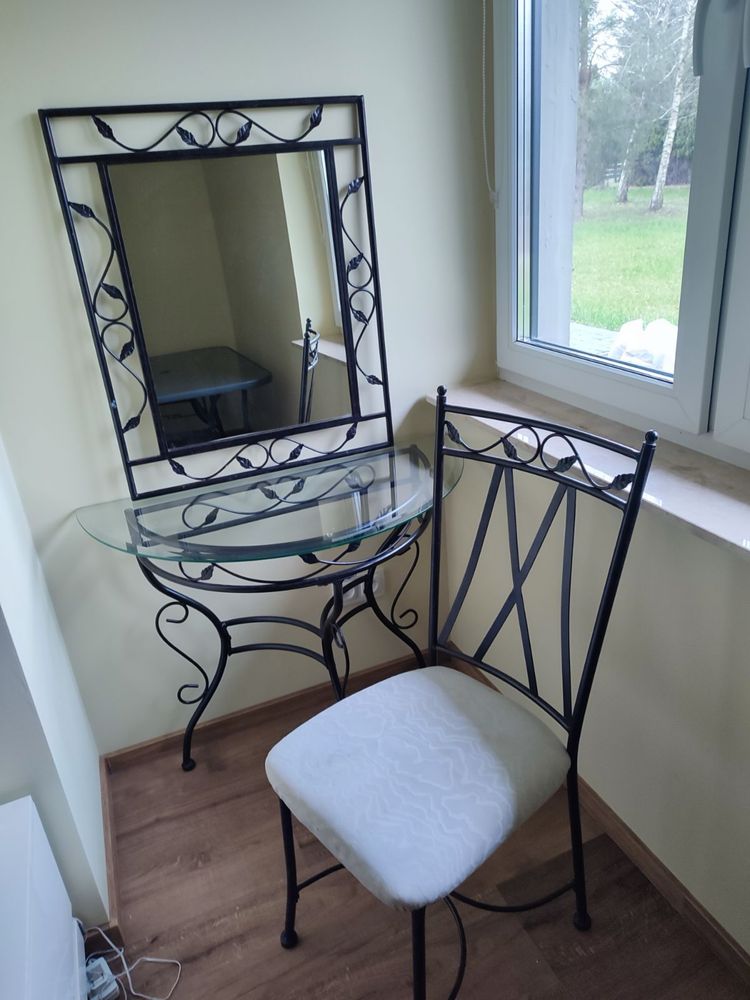 Toaletka z lustrem i krzeslem
