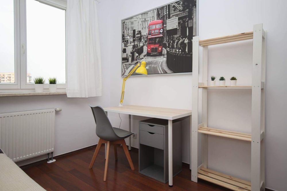 Pokój z wielką szafą i narożną sofą Metro Natolin SGGW Vistula park