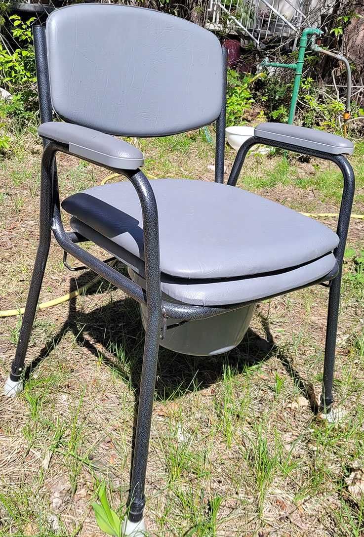 Tapicerowane krzesło toaletowe sanitarne wc z pojemnikiem i uchwytami