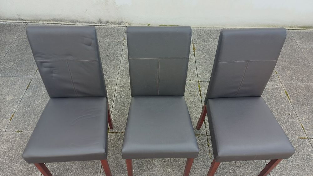 3 cadeiras de napa, com pés em madeira maciça