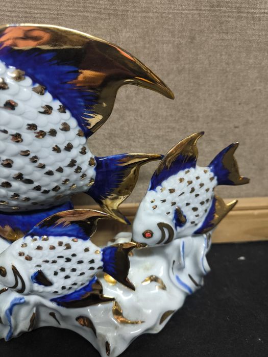 Escultura Peixes Porcelana Azul Ouro
Majestosa e vibrante figura decor