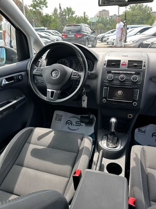 Продам Volkswagen Touran  2013 рік можлива розстрочка,кредит,обмін!
