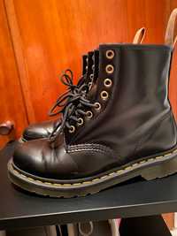 Bota dr martens preta