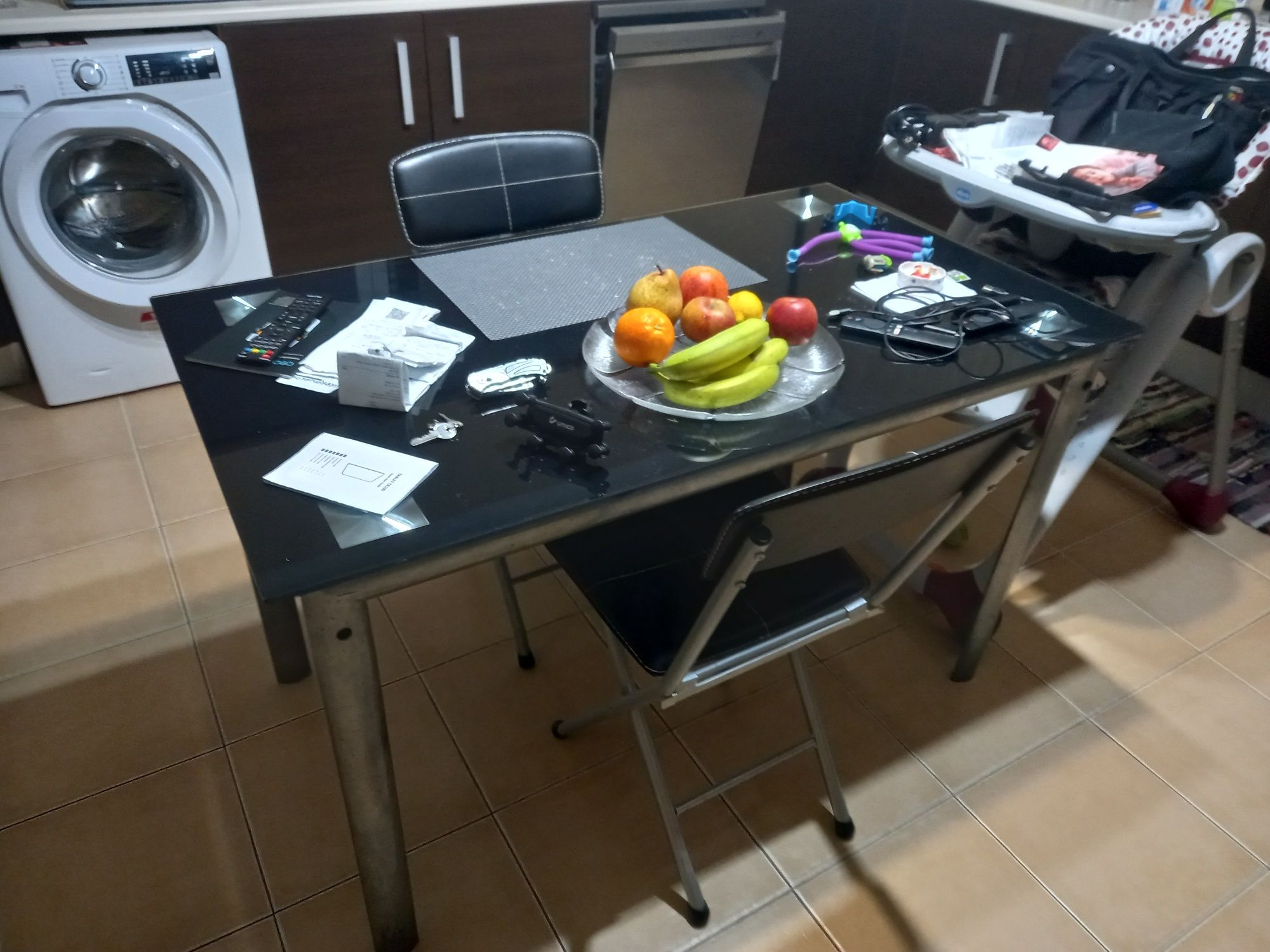 Vendo Mesa de cozinha vidro temperado.