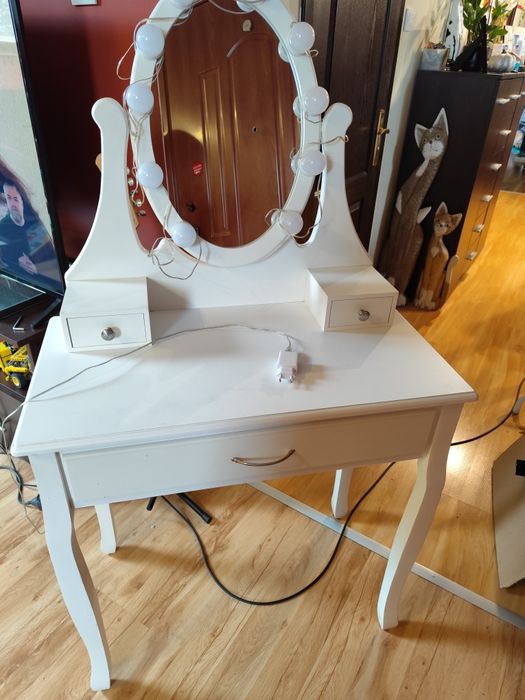 Toaletka biała z lustrem podświetlana