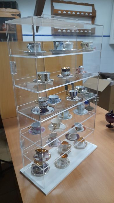 Vitrine com chávenas