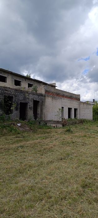 Будівля під комерційну діяльність.