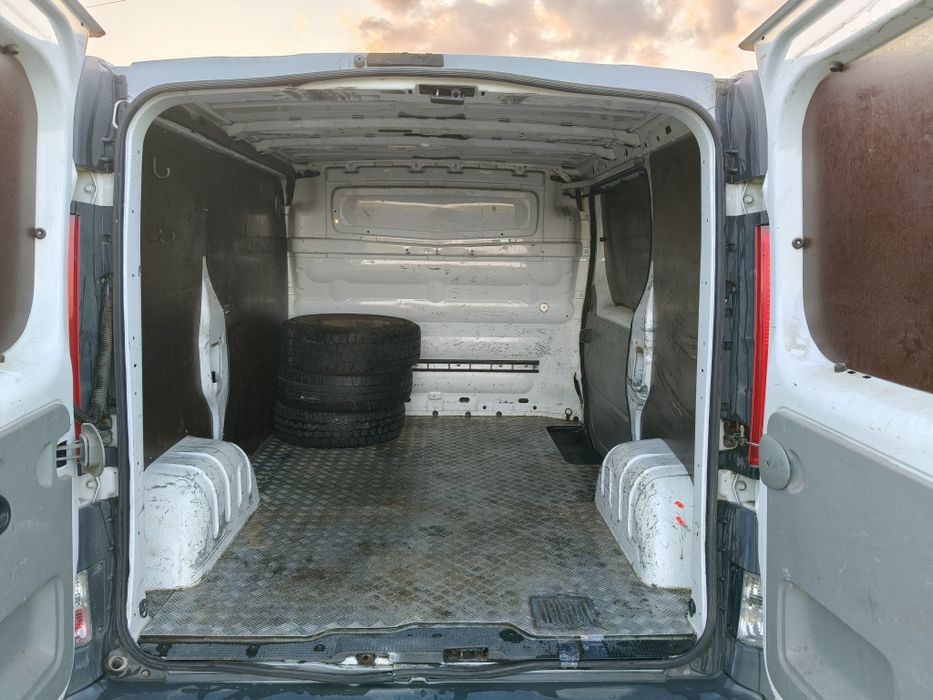 Renault Trafic 2 2012 hak świeżo sprowadzony do rejestracji