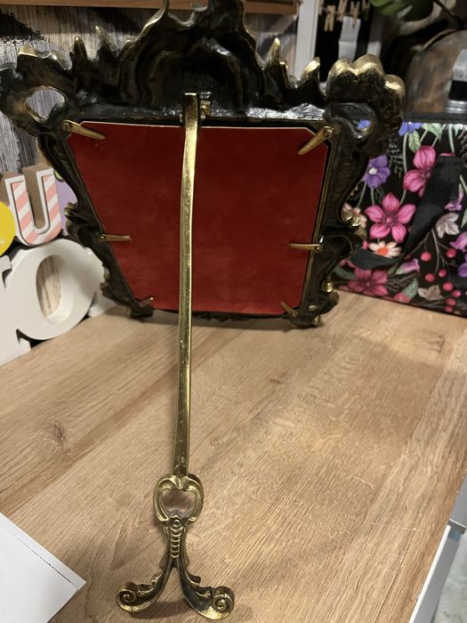 Lustro stojące w metalowej ramie