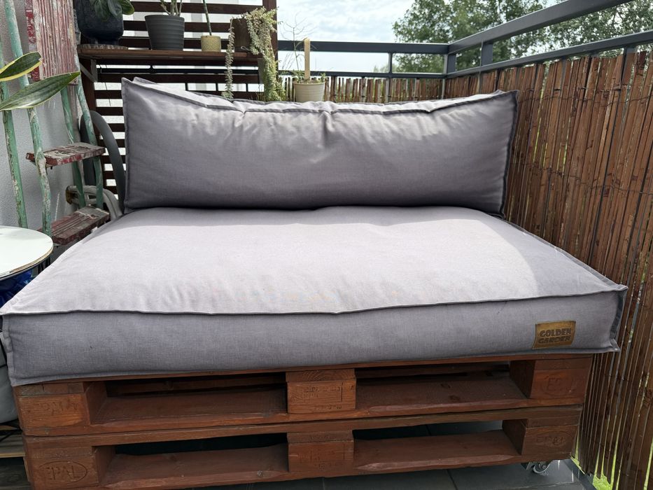 Kanapa z palet z poduszkami