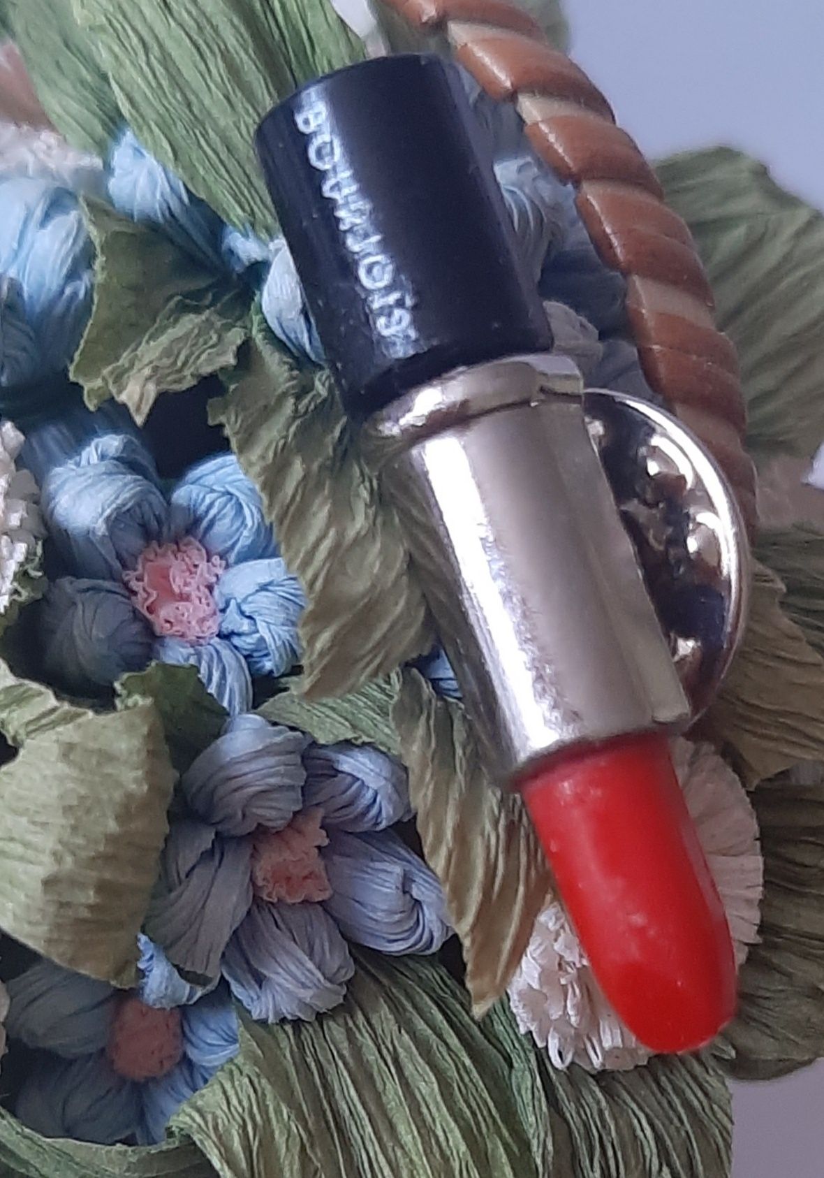 Broszka, wpinka miniatura w kształcie szminki Bourjois