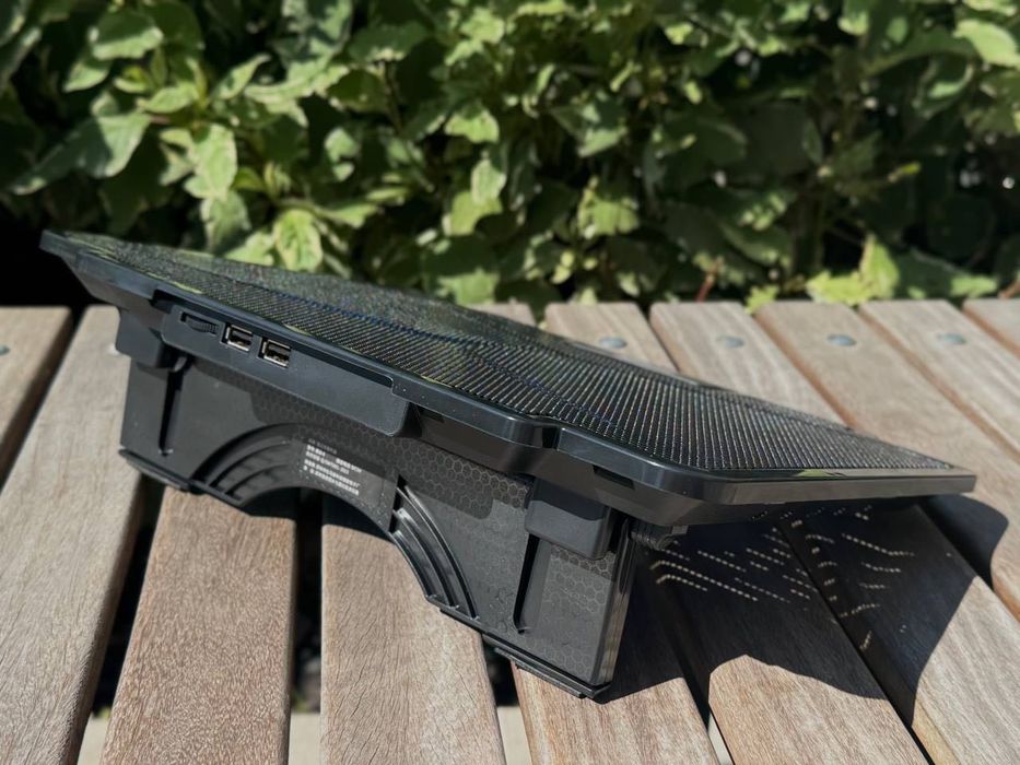 Подставка под ноутук охлаждающая с вентилятором и подсветкой