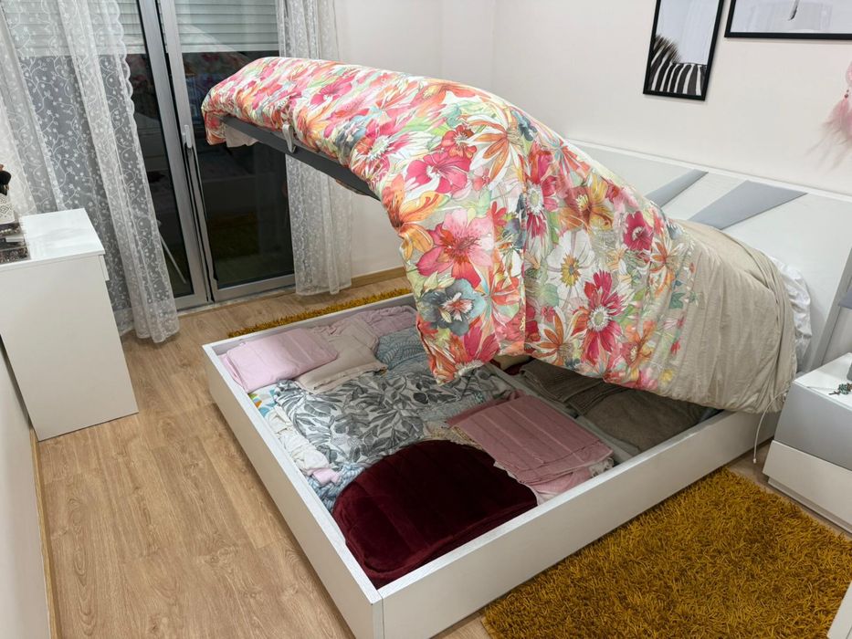 Cama casal e mesas de cabeceira