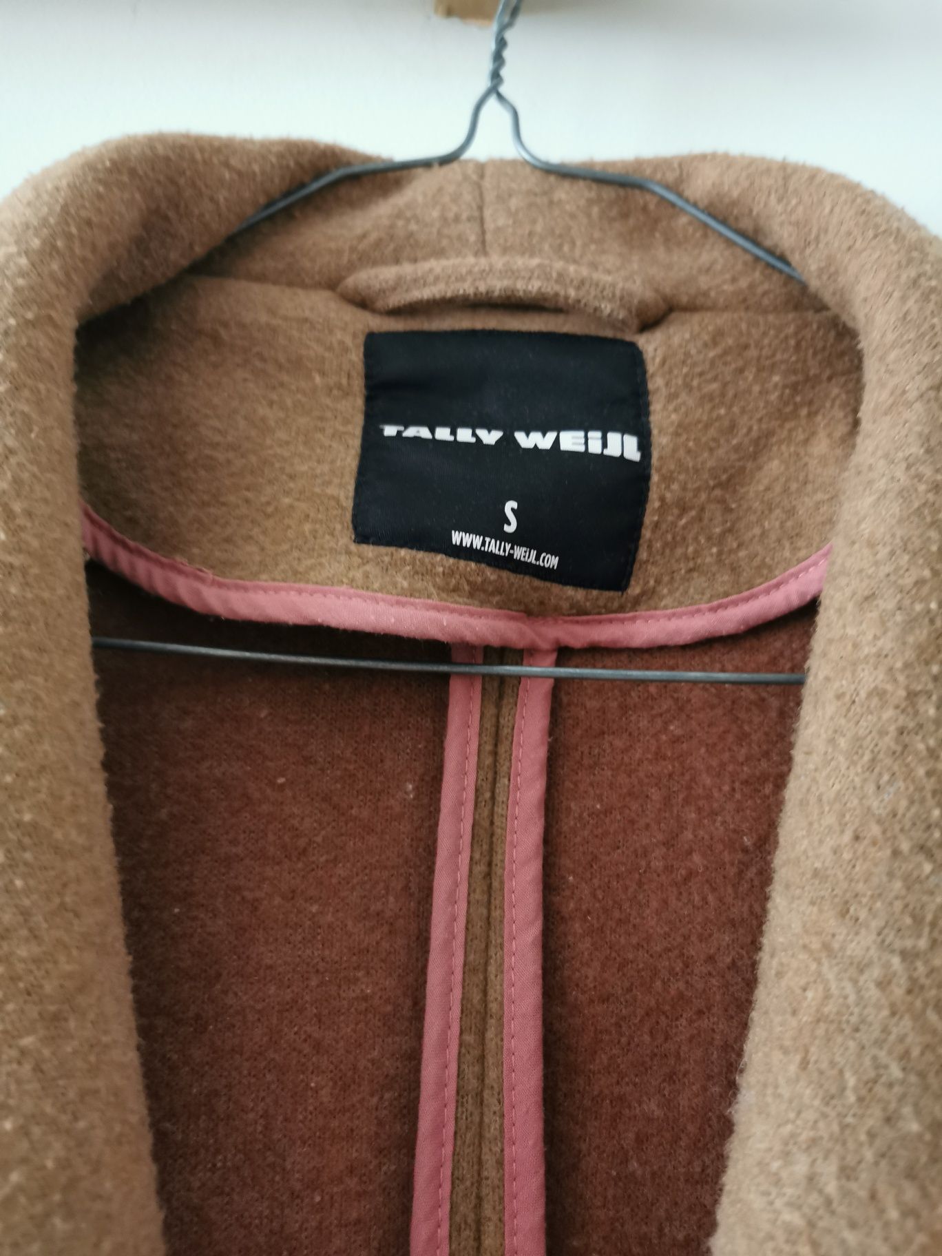 Camelowy płaszcz szlafrokowy przejściowy wiązany S Tally Weijl