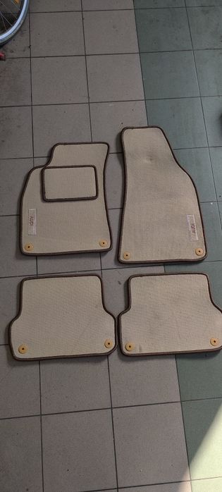Sprzedam dywaniki welurowe, beżowe Audi A4 B6/B7