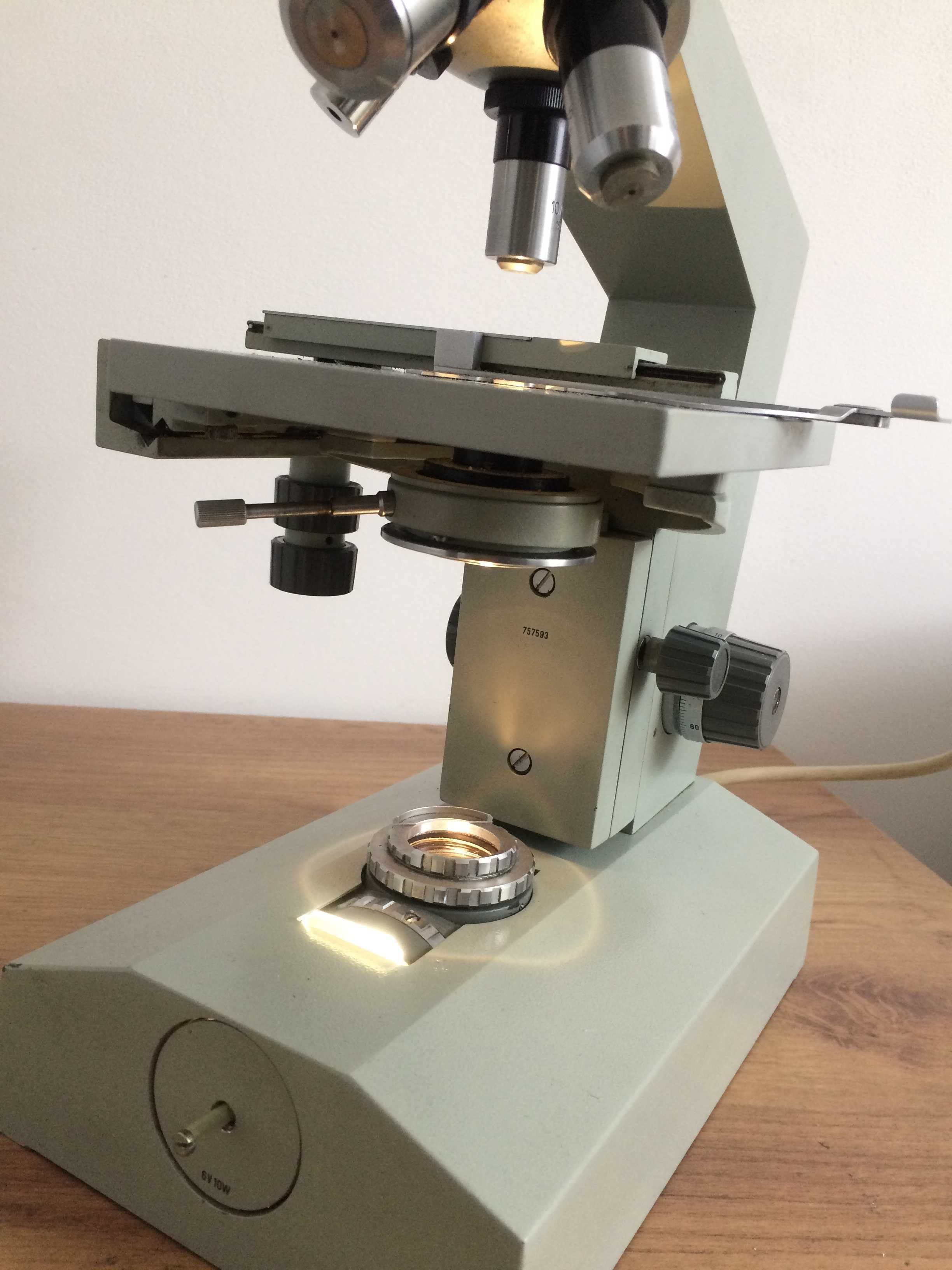 Mikroskop biologiczny Laboval 2 firmy Carl Zeiss Jena z czasów DDR.