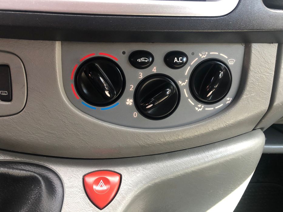 Wynajem Busa 9 osobowy RENAULT TRAFIC 2’o