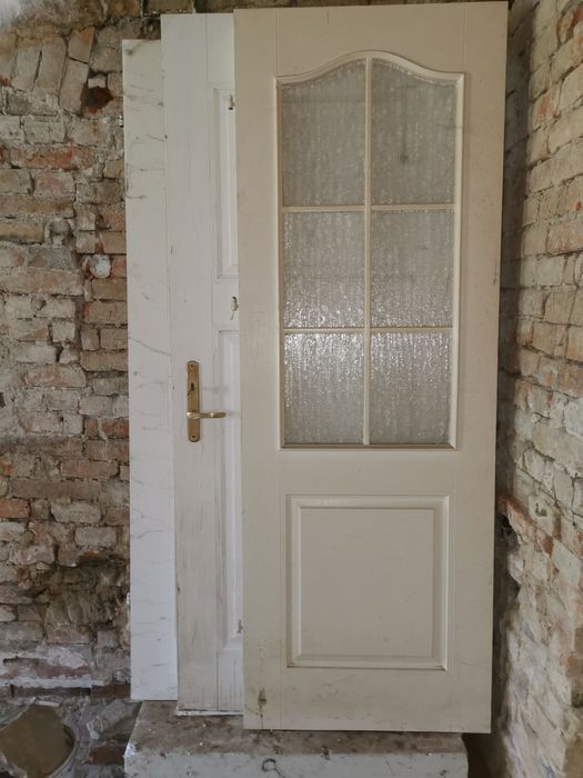 Zestaw 8 szt. drzwi wewnętrznych z klamkami, zamkami. OPIS