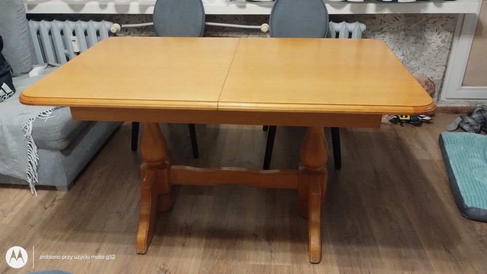 Drewniany rozkładany stół