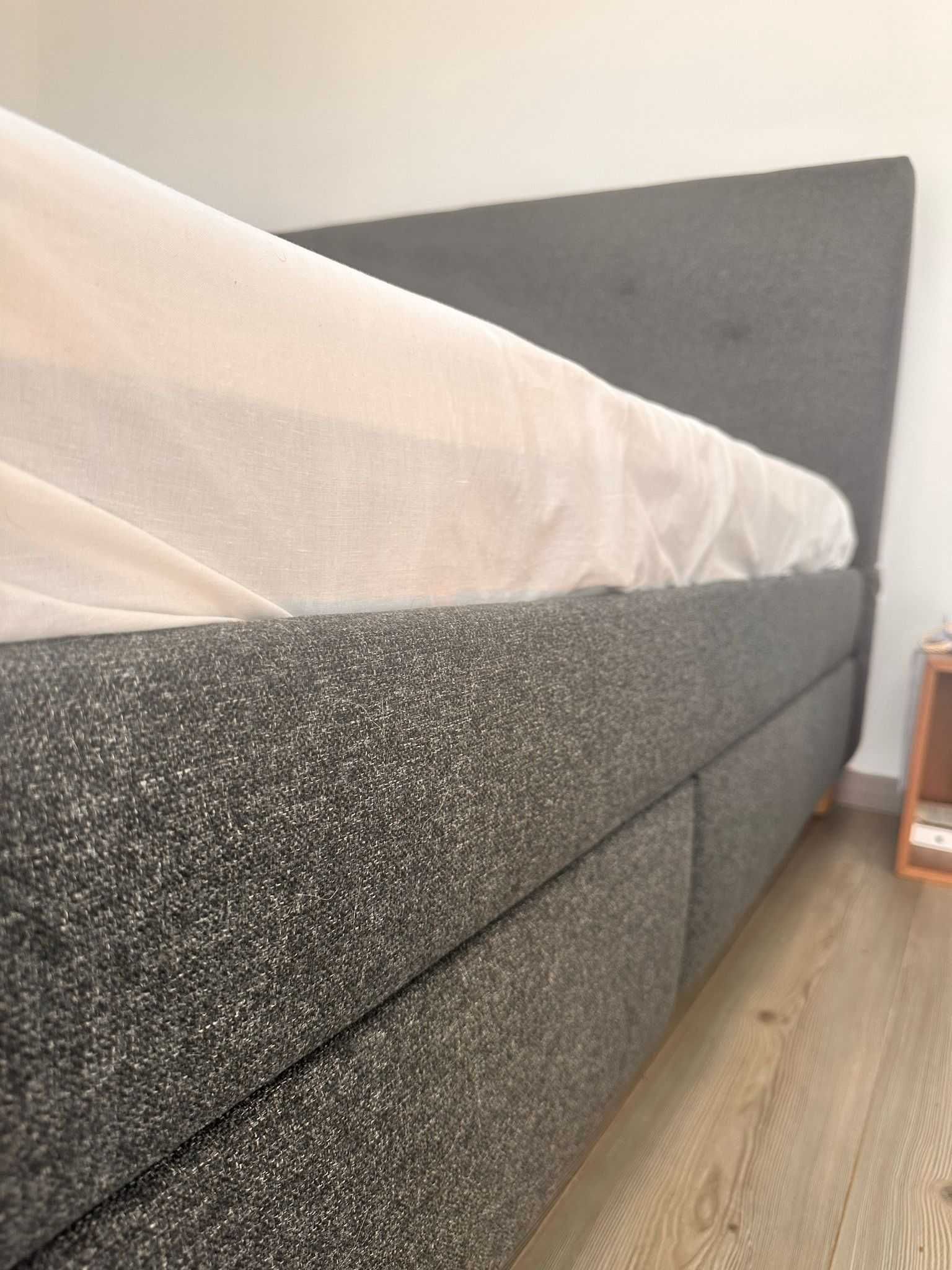 Cama estofada c/arrumação
