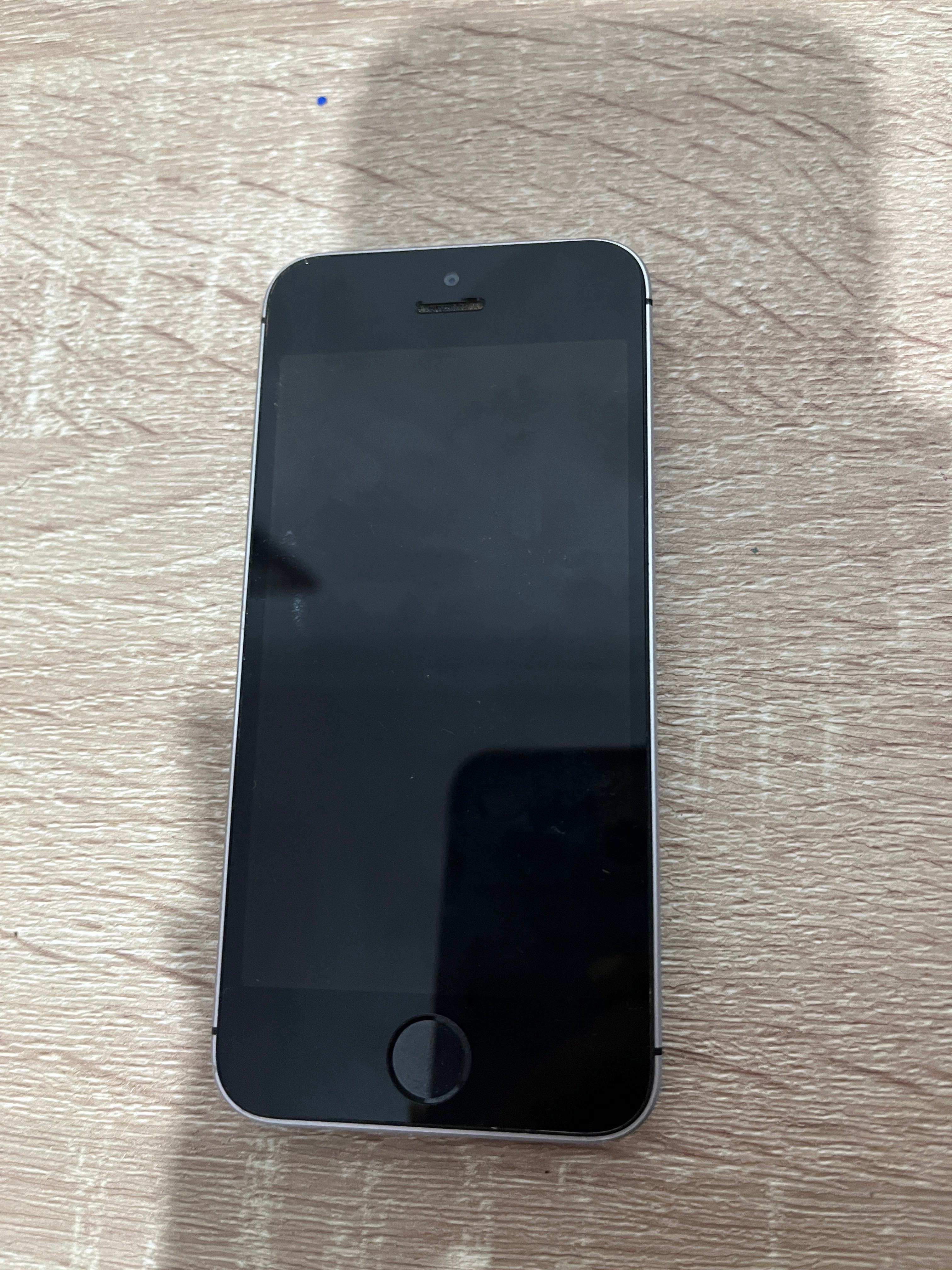 iPhone SE cinzento escuro