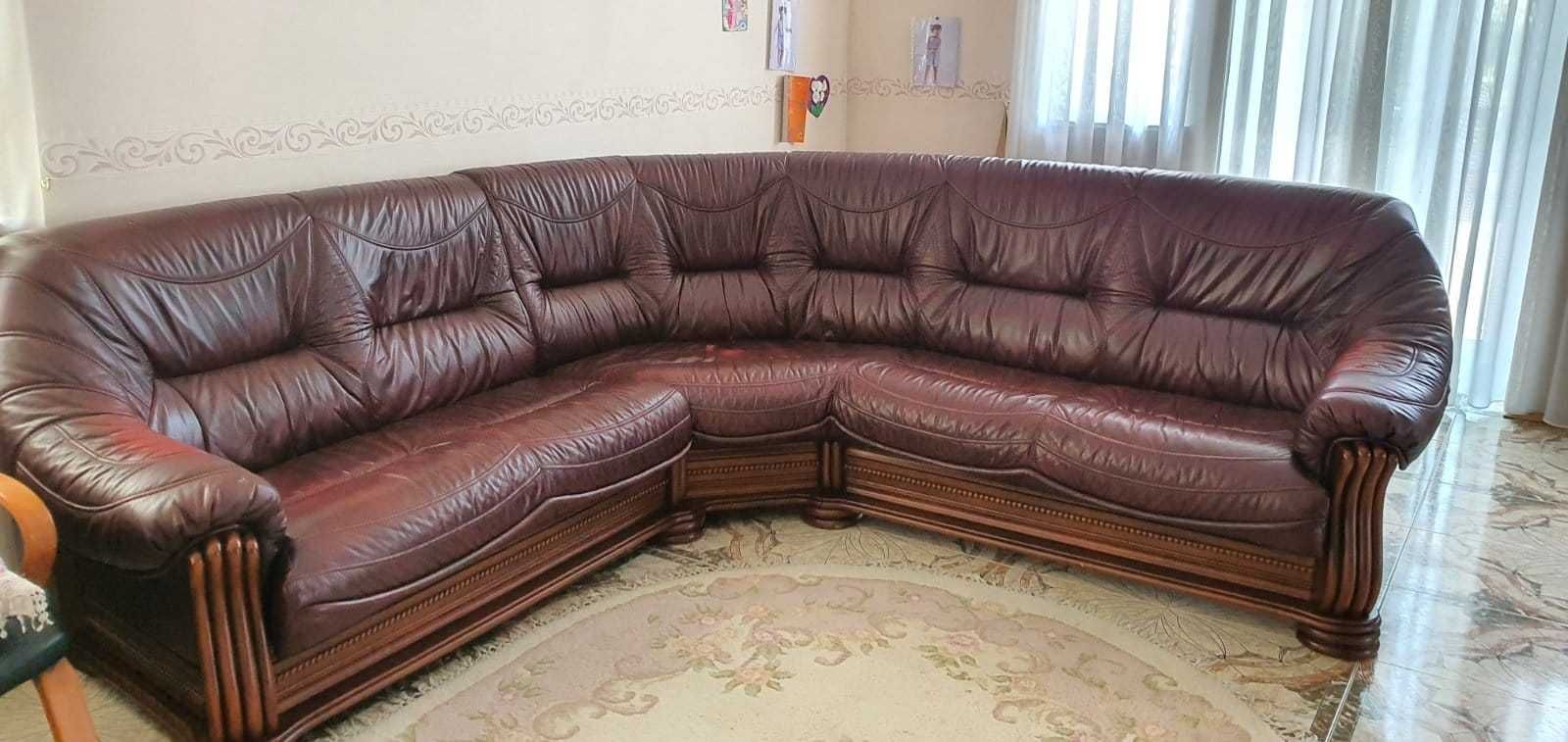 Угловий диван обтянутий натуральною шкірою