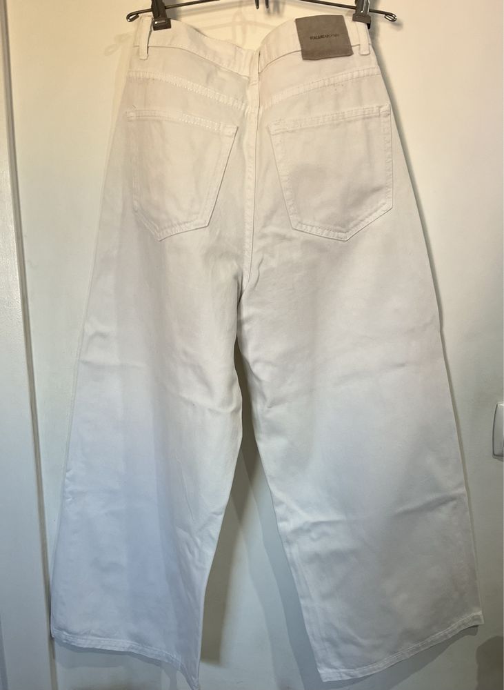 Calças brancas da Pull and Bear