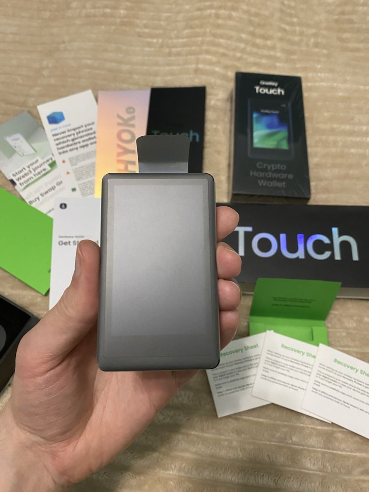Ціна - шара! Преміальний криптогаманець OneKey Touch