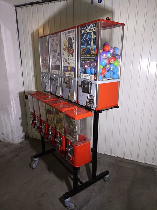 Automat do sprzedaży zabawek, pamiątek w kapsułach, piłek kauczukowych