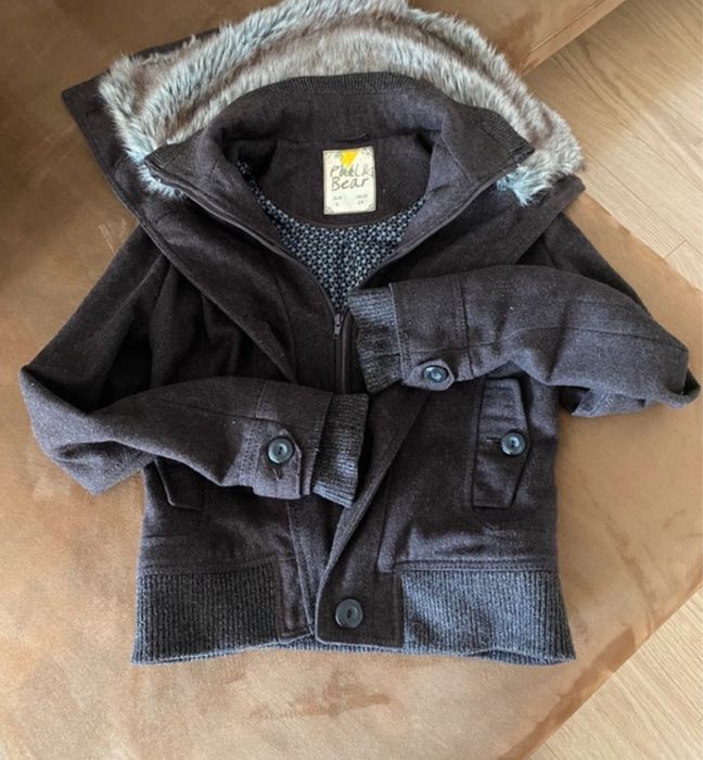 Casaco castanho, com pêlo, da Pull and Bear.