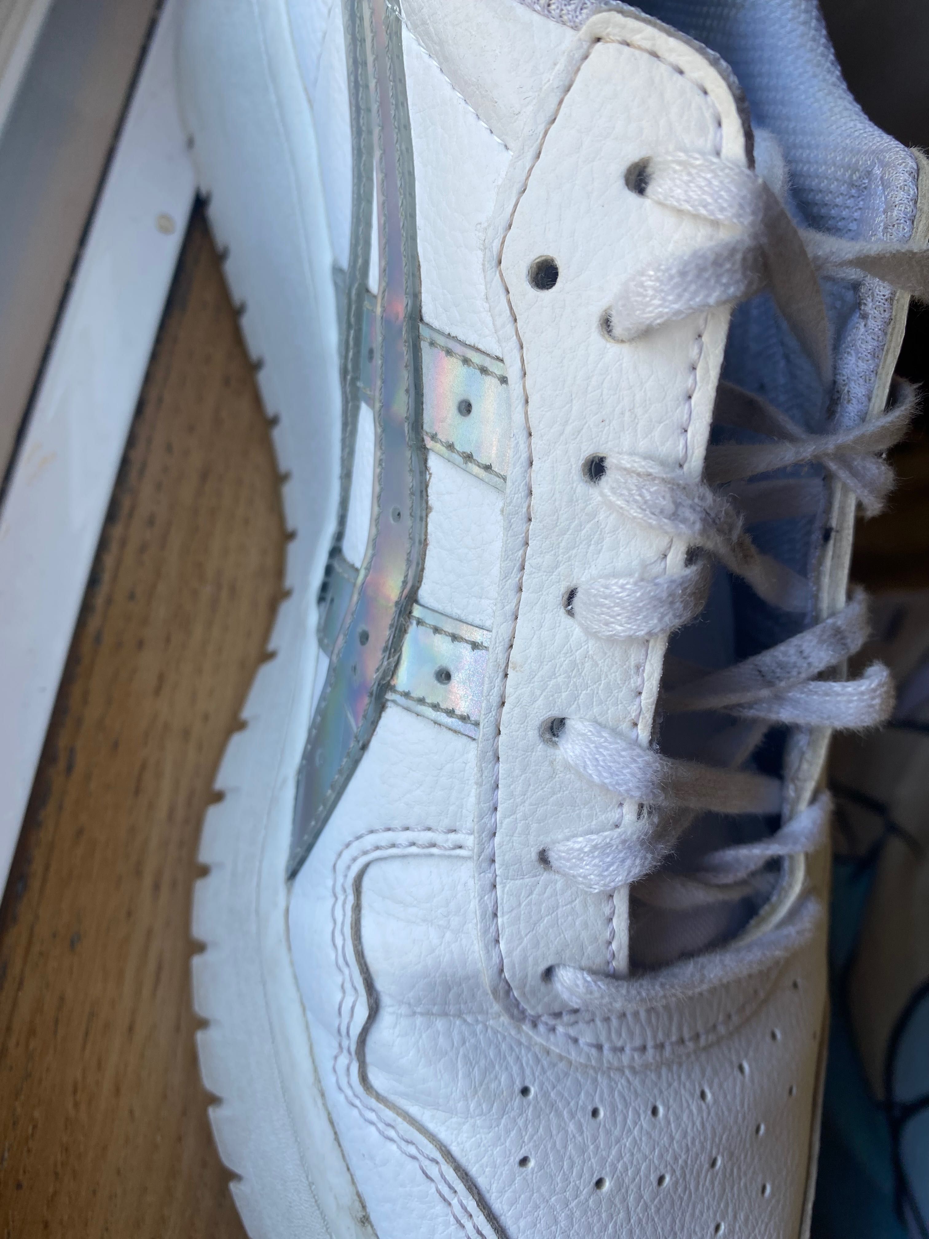 Sapatilha Asics holográficas