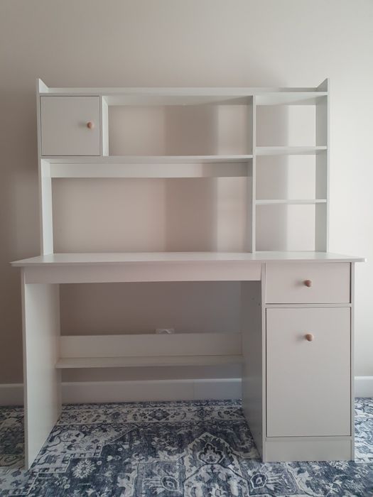 Białe biurko dla dziecka