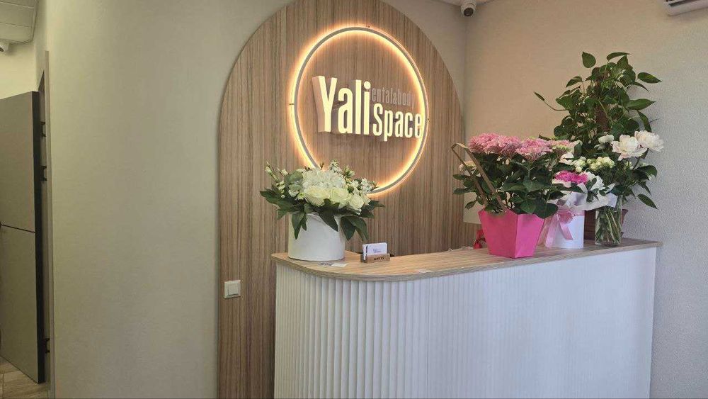 Ресепшн під замовлення, офісні та торгові меблі.