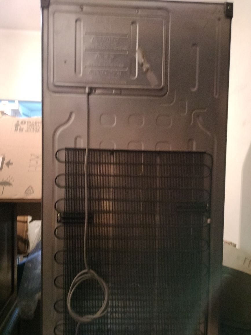 Frigorífico LG com motor avariado – ideal para peças ou conserto