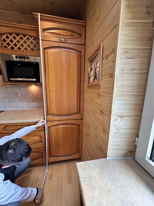 Kuchnia rustykalna z drewnianymi frontami