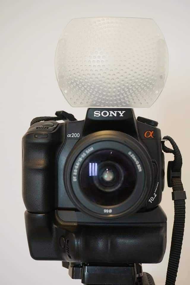 Câmera sony com 2 lentes, bolsa e acessórios.