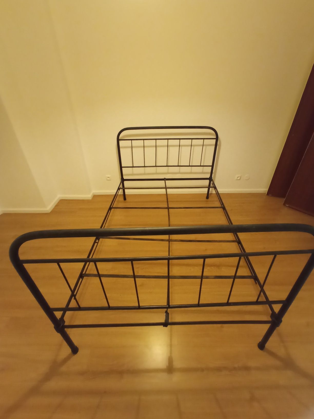 Cama de ferro preta