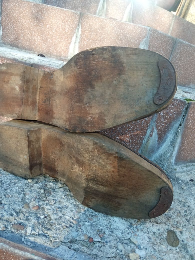 Buty muzealne ,drewniana podeszwa  do wystroju lokalu.