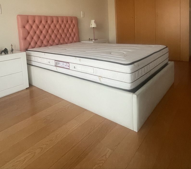 Cama solteiro em pele