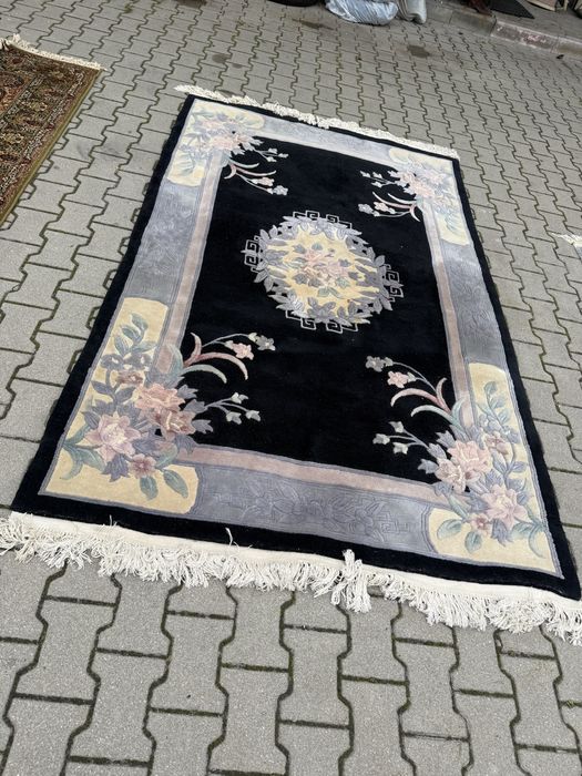 Dywan klasyczny 250 × 154 cm – czarne tło, kwiatowy motyw, frędzle