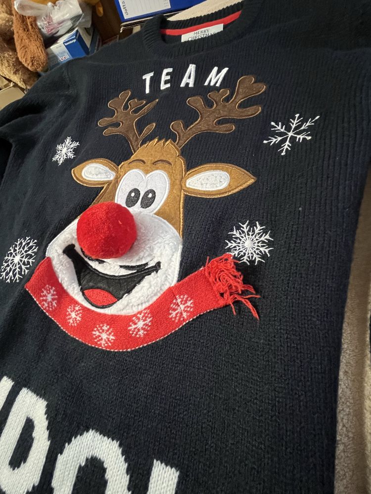 Sweter granatowy ciemny świąteczny z pomponem cieply